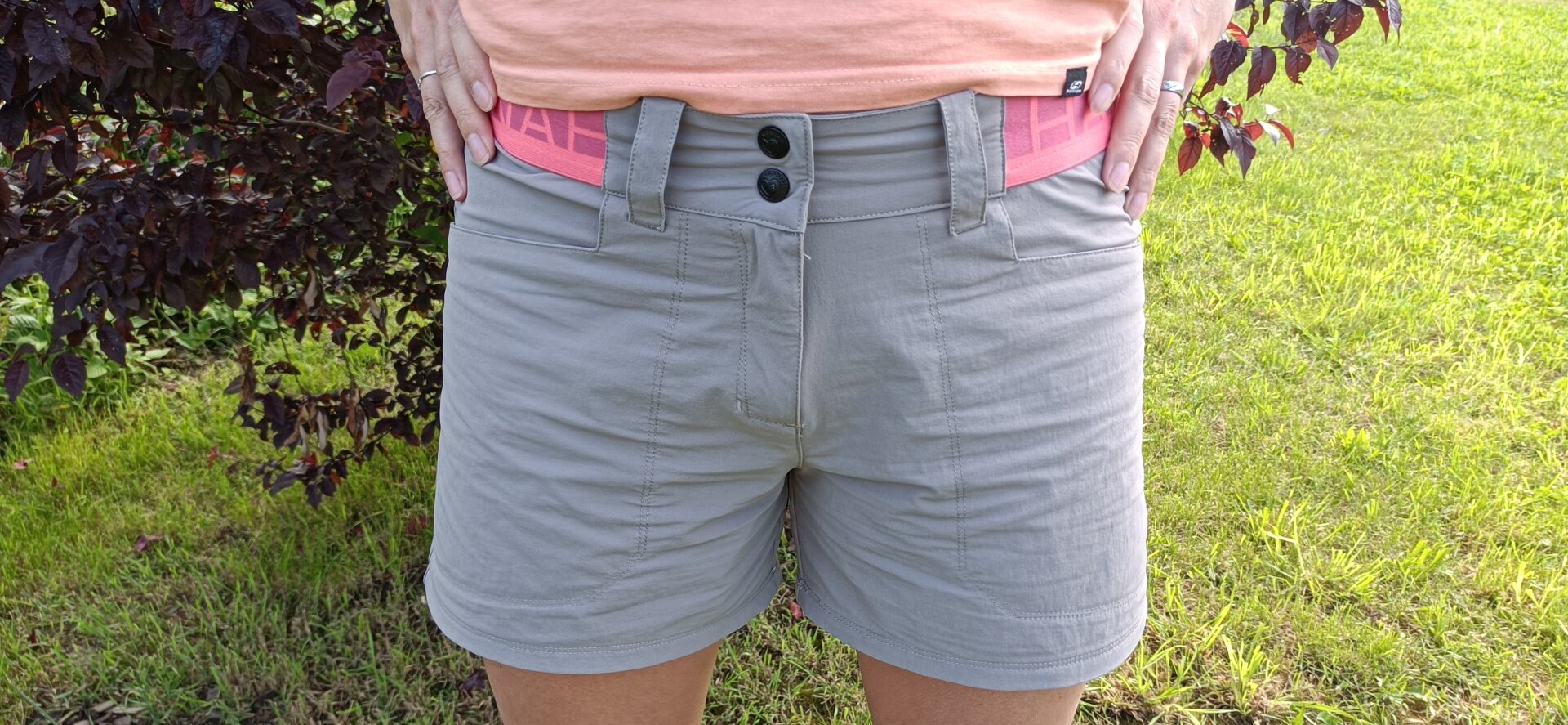 Kraťasy Hannah Nylah jsou díky pružnému pasu a lehkému prodyšnému materiálu skvělé na letní volnočasové aktivity