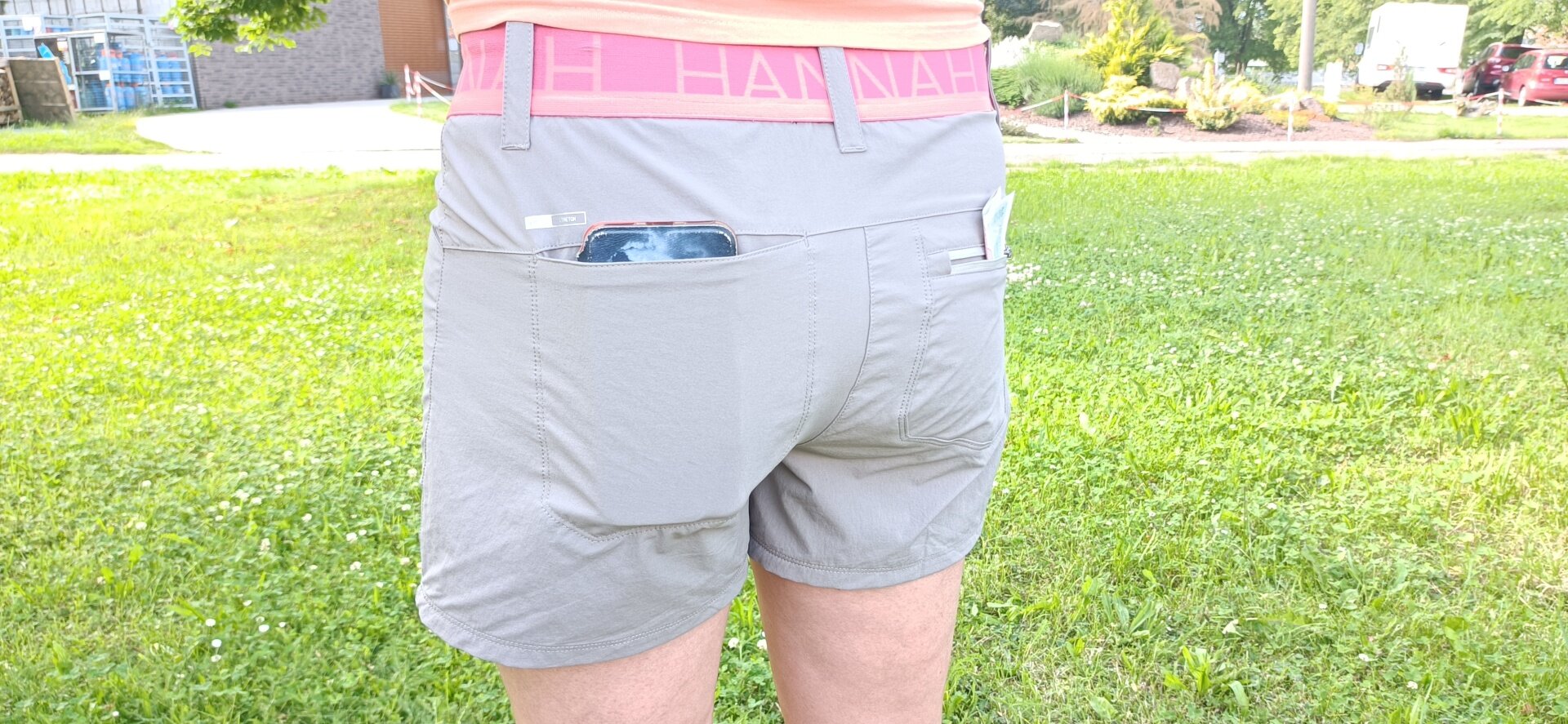 Do zadních kapes se vejde jak telefon, tak do kapsičky se zipem i peníze či klíče