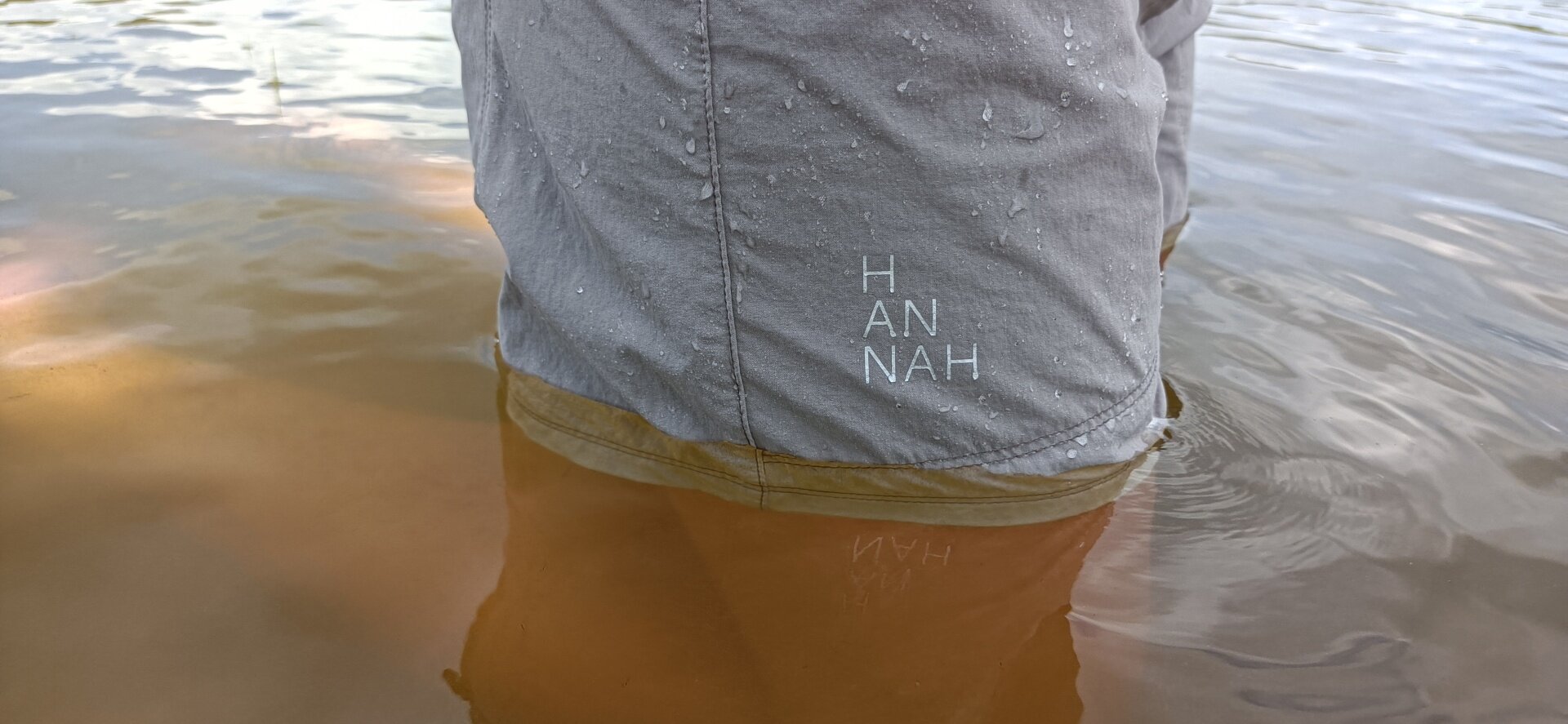 Materiál pár kapičkám deště odolá a když kraťasy namočíte úplně, díky rychleschnoucímu materiálu jsou suché raz dva