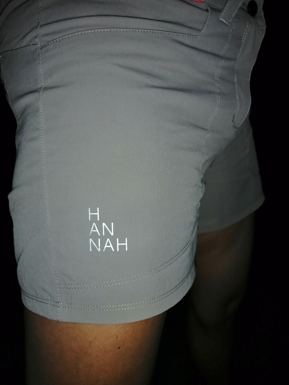 Při nočním návratu z akce oceníte reflexní nápis