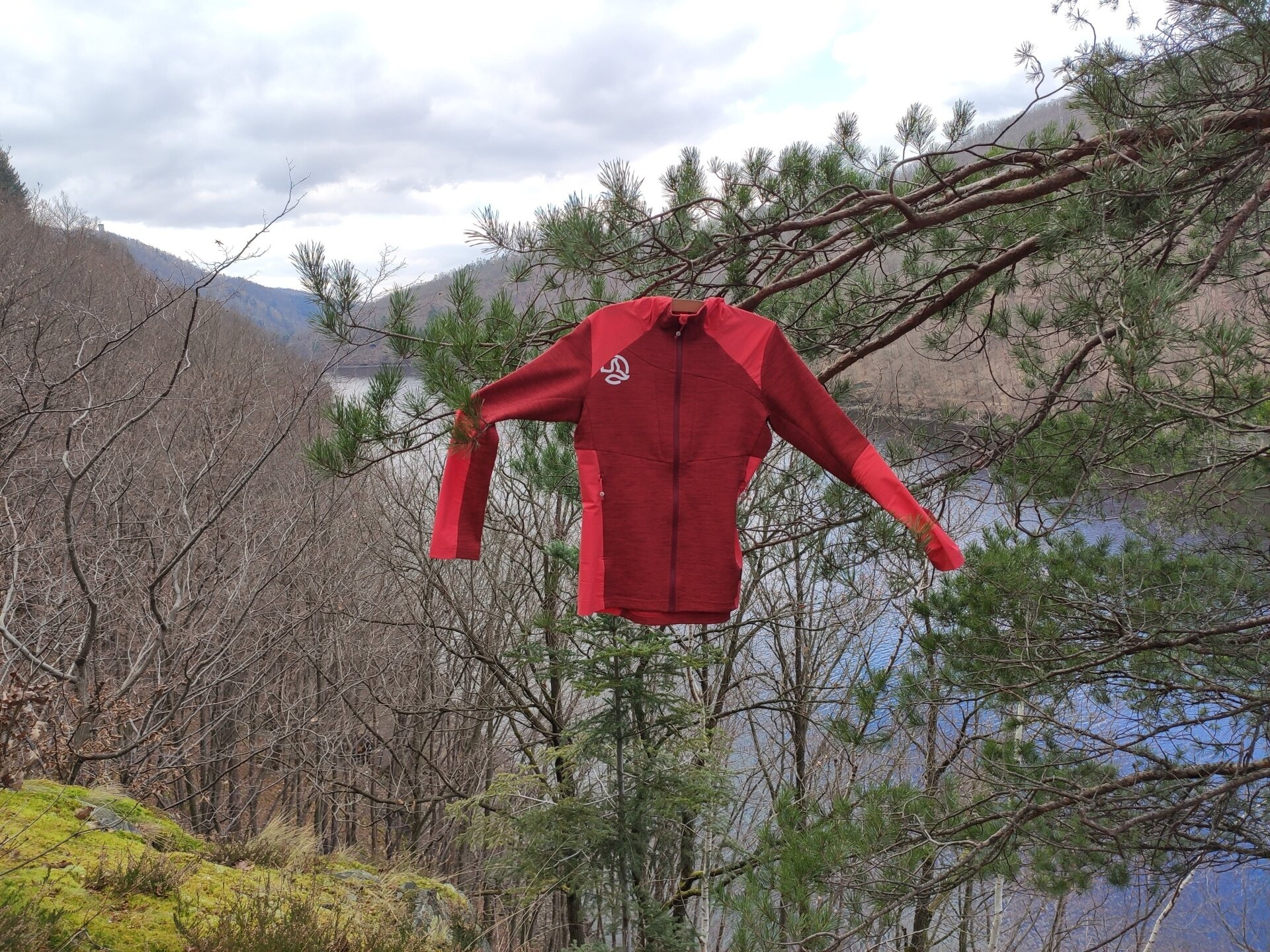 Dvě kapsy na bocích se