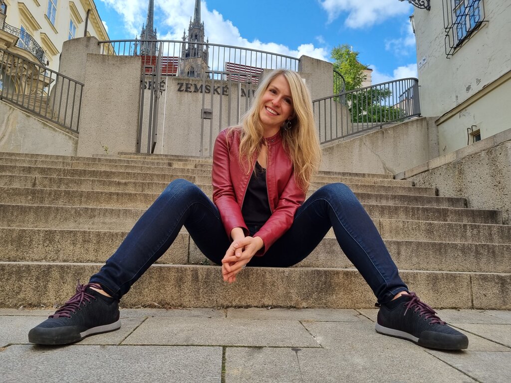 Svrchní materiál z odolné prodyšné pleteniny doplňuje pryžový okop