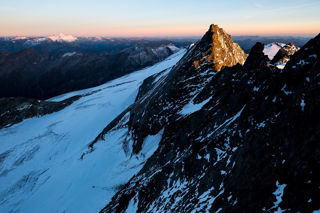 Grossvenediger a HOfmannspitze pod slunečními paprsky