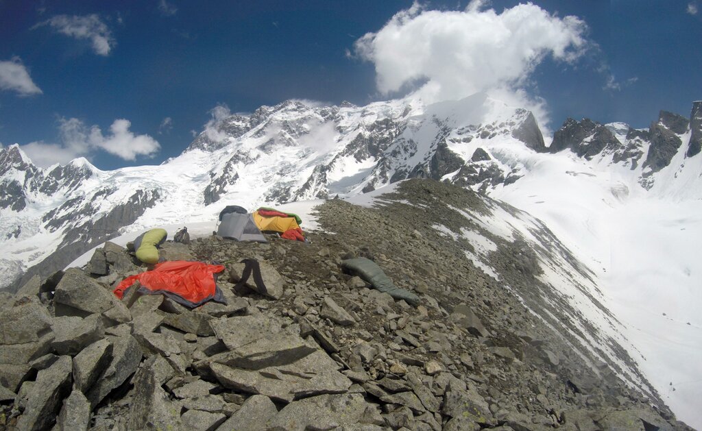 Expedice Muchu 2021 Expedice Muchu 2021 - C1 na Muchu, v mracích pohled do velkého traverzu