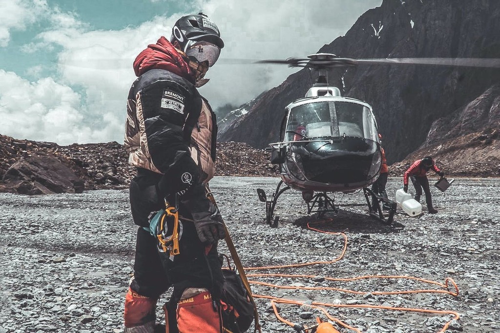 Nimsdai se mezi výstupy přesouval i letecky, za což ho někteří kritizují