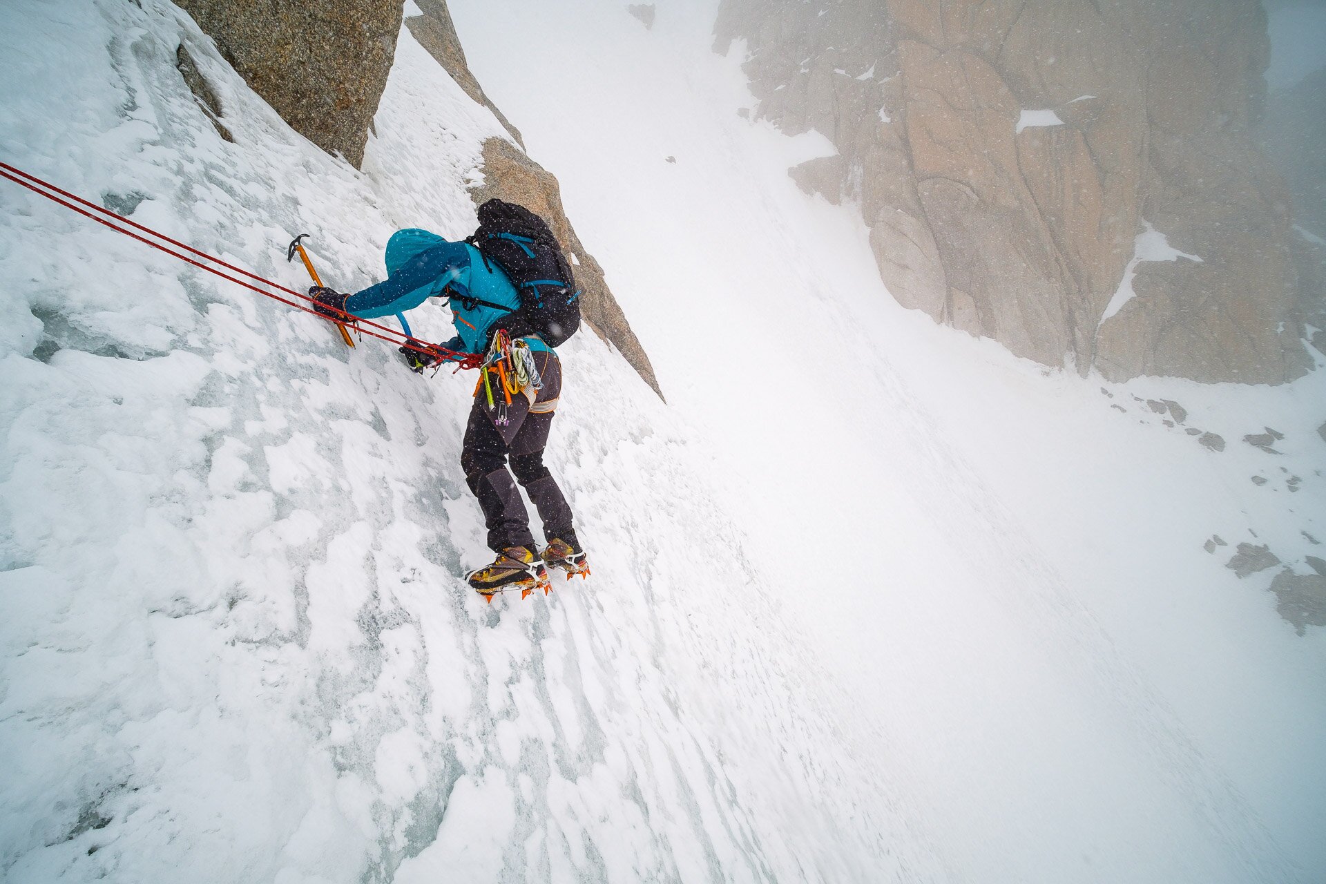 Náročná podmínka na horním hřebeni Peutérey, 07/2020