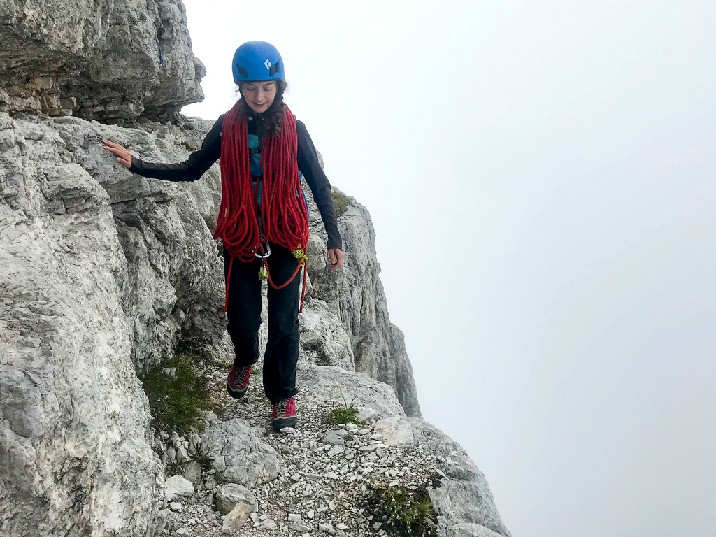 V půlce slanění se věž obchází po