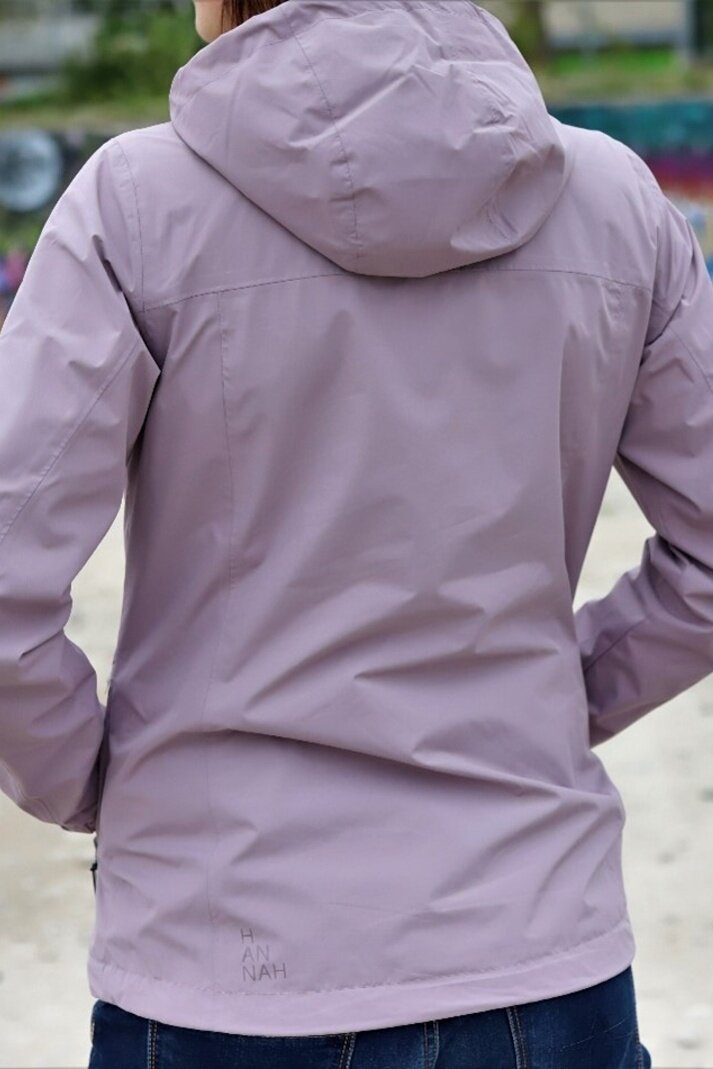 Hannah Goldie bunda má přinechanou kapuci se stahováním Hannah Goldie bunda má přinechanou kapuci se stahováním