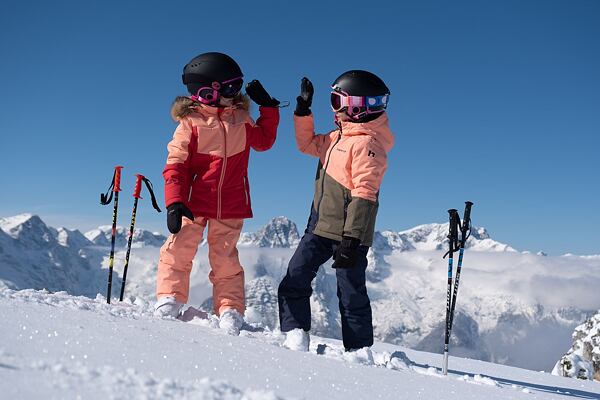 Nosit lyžařskou helmu na svahu by měly mít děti zažité už od malička