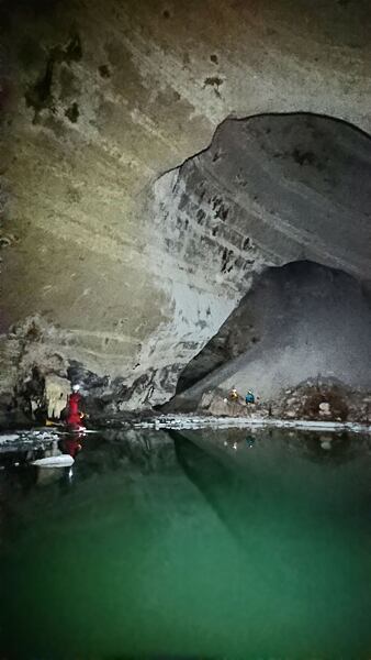 Jezero v Želvě s přístupovým suťovým kuželem v pozadí