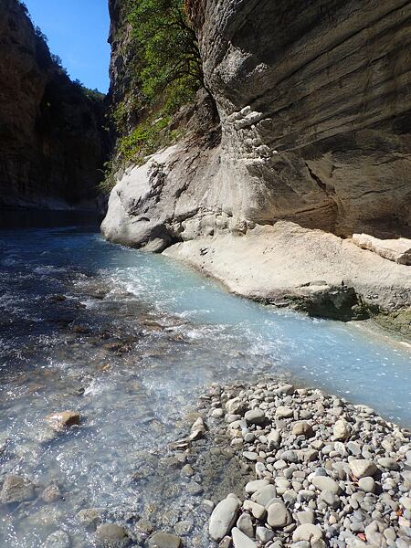 Albánie, Expedice Neuron Atmos 2024 - soutěska Vromoner, výtok z jeskyně Sulfur