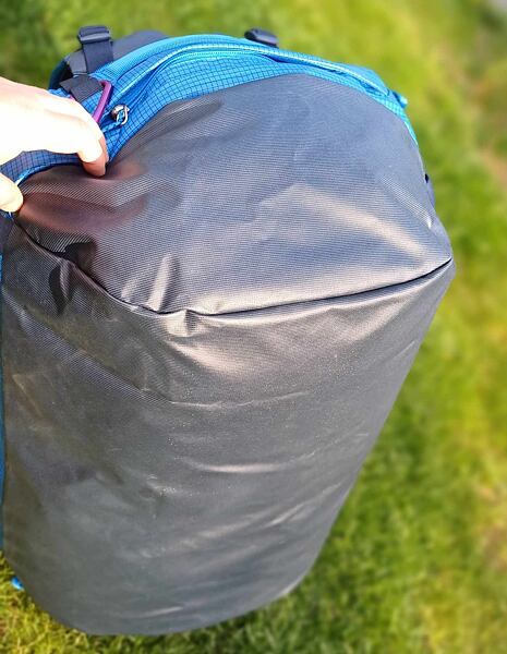 Taška Osprey Transporter 65 Uni – dobře omyvatelná a odolná spodní část 