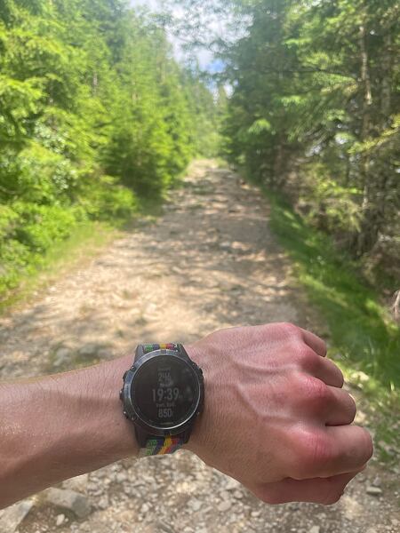 Po dvaceti kilometrech na trati je tohle stoupání opravdu dlouhé, a jen tak neskončí