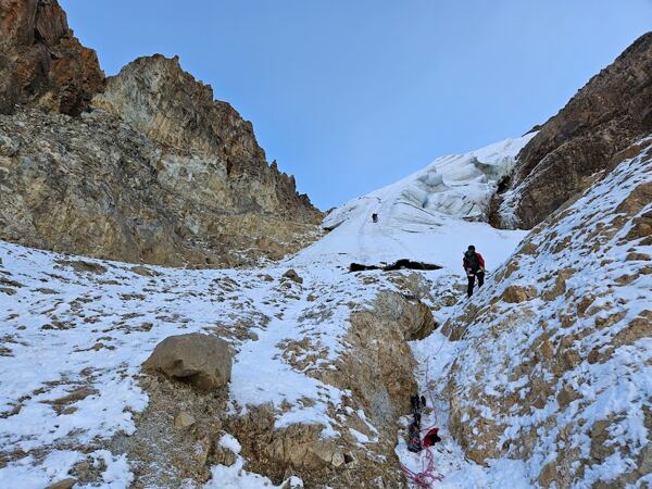 Spodní část výstupu na horu Huarapasca je skutečné lezení