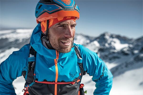 cim-se-lisi-skialpova-helma-od-lyzarske-04