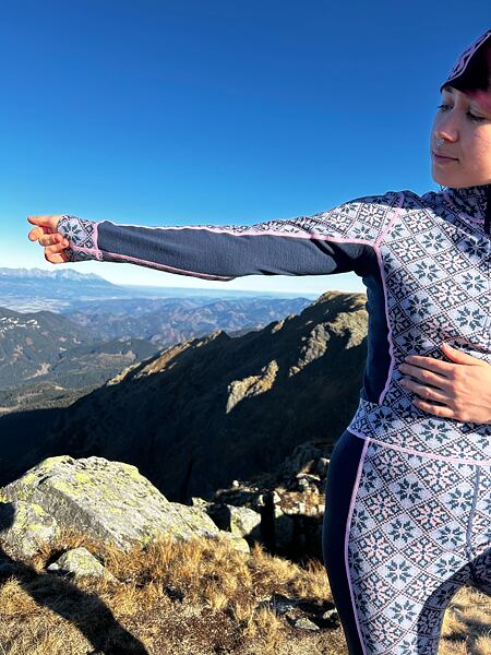 Triko Kari Traa Rose Half Zip Baselayer Top Lady a spodky Kari Traa Rose High Waisted Baselayer Pants Lady – pružné boční panely pro lepší padnutí na jakoukoliv postavu