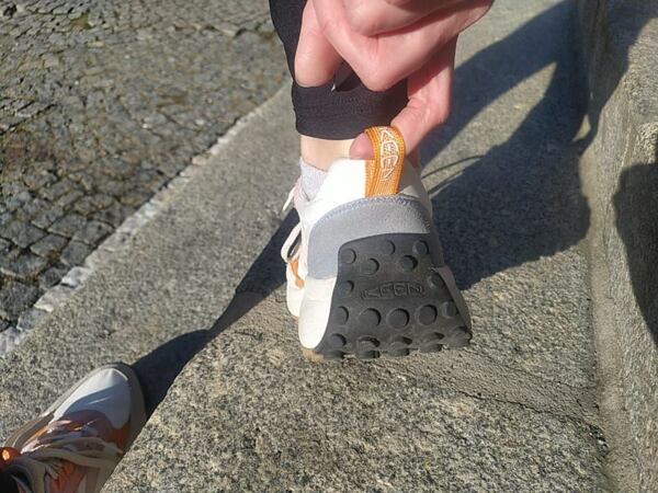 Dámské boty KEEN KS86 W – poutko na patě usnadní nazutí i vyzutí