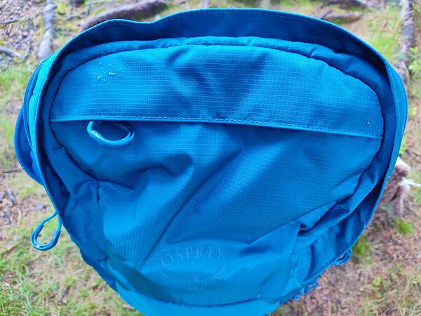 Batoh Osprey Talon 26 Man – vrchní kapsa na zip