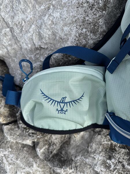 Batoh Osprey Talon 11 Man – kapsa na zip na bederním pásu