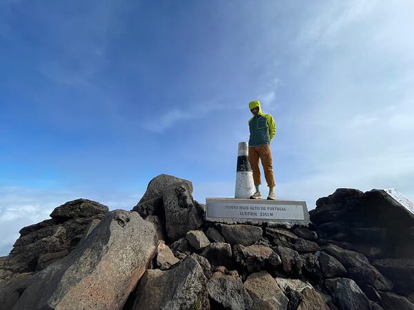 Kraťasy Ronhill M Tech Race Twin Short Man –lehké a prodyšné, umožňují volnost pohybu – Ronhill na nejvyšším bodě Portugalska na Azorech