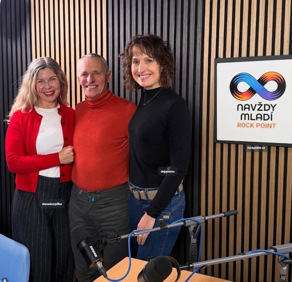 Dana a Miloš Škorpilovi s moderátorkou Markétou Chýňavovou ve studiu při natáčení podcastu Rock Point NAVŽDY MLADÝ