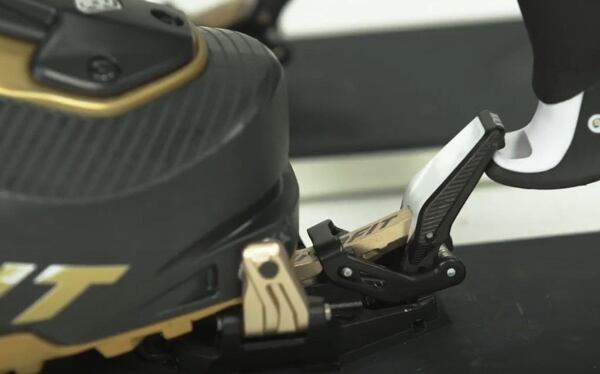 Vázání Dynafit Ridge - Snadné zacvaknutí pro zajištění na výstup pomocí hole, bez ohýbání