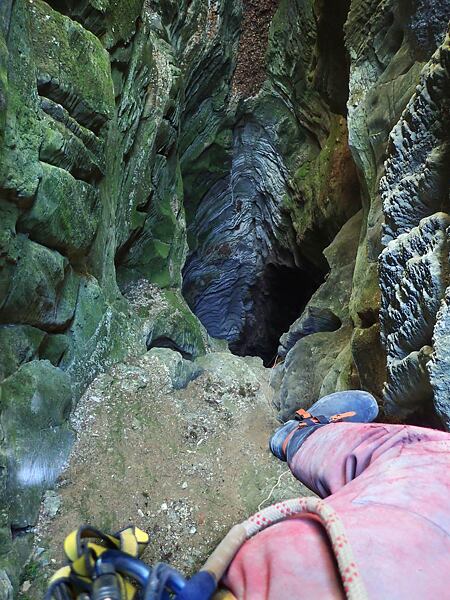 Atmos – slanění úvodní nestabilní stěnou s pohledem na nevšední modelaci stěn