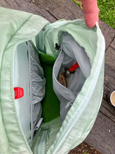 Batoh Osprey Tempest 22 Lady – vniřní prostor batohu se 2 kapsami