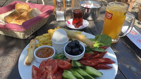 forma tureckého obědu na Lýkijské stezce