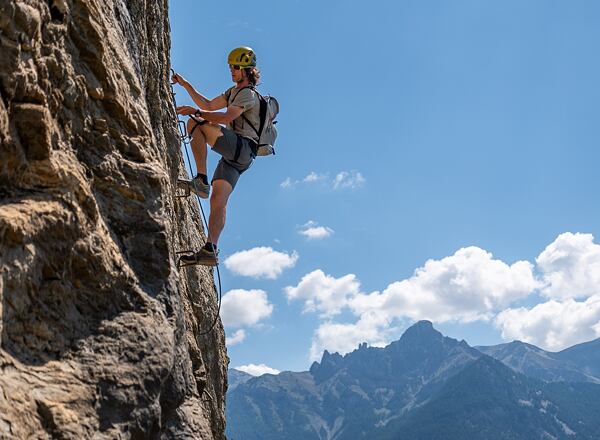 Před zacvaknutím na ferratu musíte vědět, jaká je její náročnost - sledujte značení obtížnosti