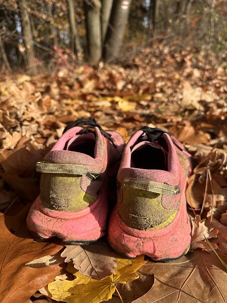 Pánské běžecké boty HOKA M MAFATE 5 – v oblasti paty je malý háček pro připevnění návleků