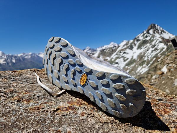 Nnormal běžecká obuv Kjerag - trailová podešev nabízí výstupky 3,5 mm