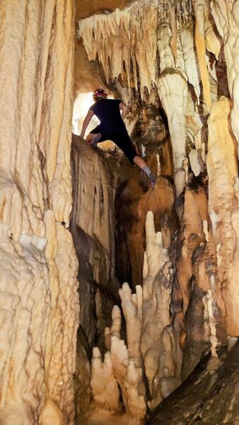 Nově objevené prostory v Kobyle nazvané Tygříkův sen – „ponožkový“ průzkum v Chodbě pokladů (foto M. Bartošek)