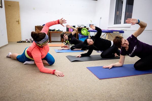 Protahování a mobilizační cvičení jsou nepostradatelnou součástí komplexní běžecké přípravy