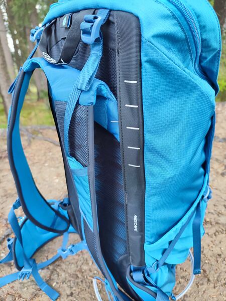 Batoh Osprey Talon 26 Man – nastavitelný zádový panel AirScape™ poskytuje pohodlí i efektivní ventilaci