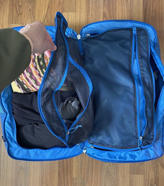 Taška Osprey Transporter Squffel 44 Uni – otevření tašky pomocí hlavního zipu a její jednotlivé sekce