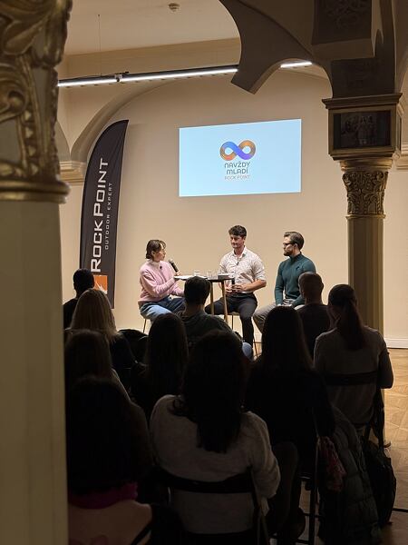 František Knobloch a Miloslav Šindelář během diskuze v Rock Point Havlíčkova