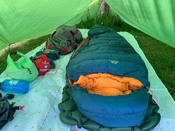 Péřový spacák Mountain Equipment a samonafukovací karimatka Hannah Fly 5.0