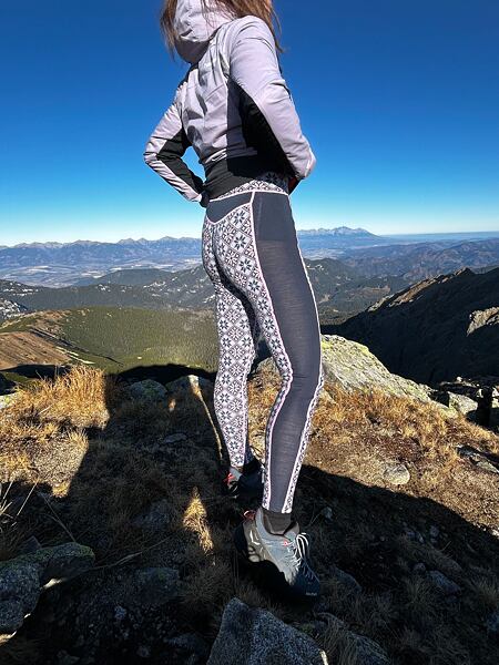 Triko Kari Traa Rose Half Zip Baselayer Top Lady a spodky Kari Traa Rose High Waisted Baselayer Pants Lady – pružné boční panely pro lepší padnutí na jakoukoliv postavu