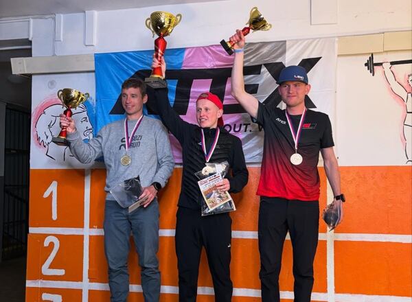 Stupně vítězů Pražské 100 2024, zleva: Aleš Sedlák (2. místo), Tomáš Štverák (1. místo), Adam Korecký (3. místo)