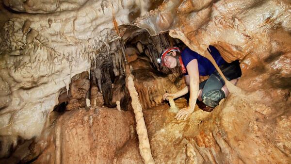 Kobyla, Tygříkův sen – průlez do prostory pojmenované Galerie, přeplněné sintrovou výzdobou (foto M. Bartošek)