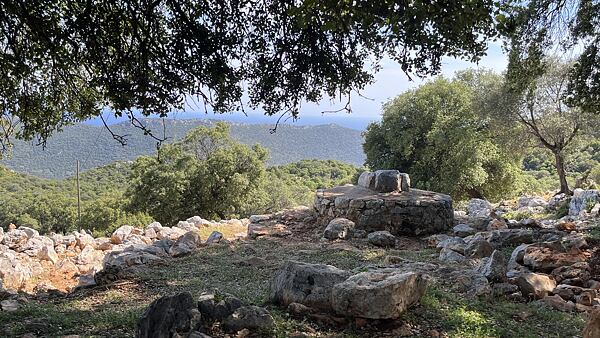 Na trailu Lýkijské stezky můžete narazit na různě poschovávané cisterny, nádrže či studny, ty slouží jako zásobníky vody pro případ sucha