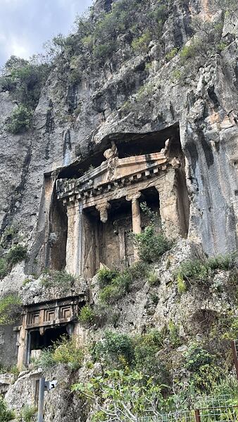 Hrobky vytesané do skal působí mysticky