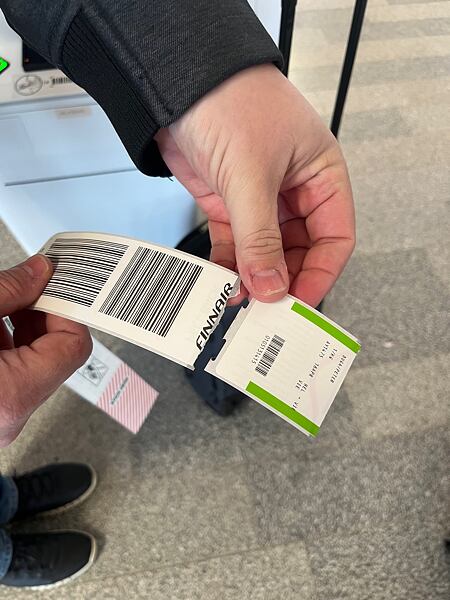 Nezapomeňte si odtrhnout z konce štítku reklamační štítek, který si nalepte na boarding pas nebo vyfoťte do mobilu