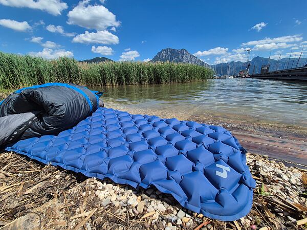 Nafukovací karimatka Hannah Curt 6,0 – díky odolnosti materiálu si poradí s rozmanitými podkladovými povrchy