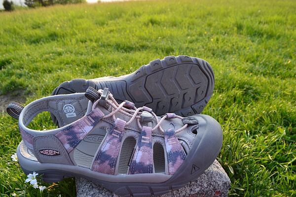 Rychlošněrování a poutko na patě nabízí hladké nazutí a rychlé stažení