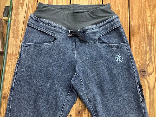 Velmi pohodlný pas se šňůrkou pro stoprocentní jistotu