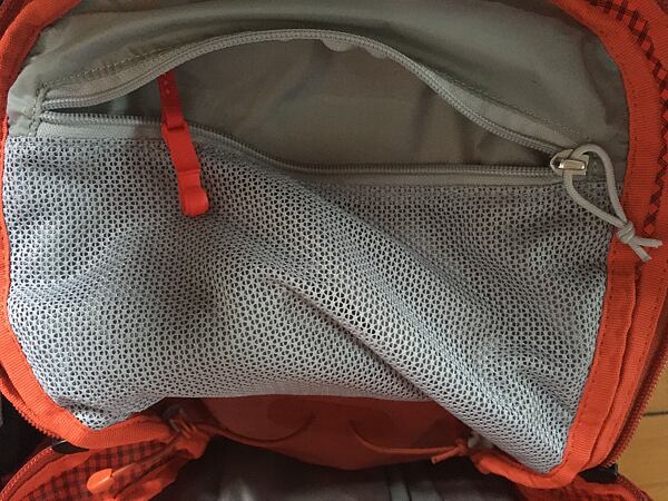 Batoh Osprey Tempest Pro 30 Lady – vnitřní síťovaná kapsa na klíče, doklady...