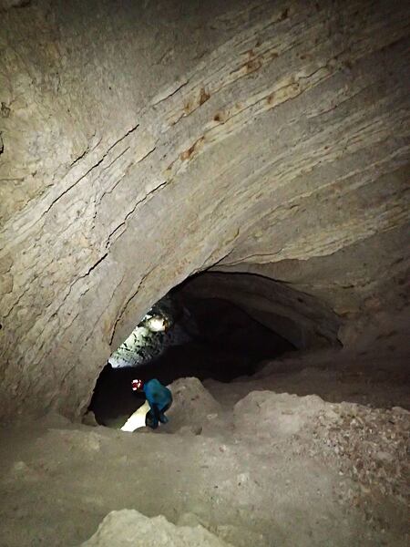 Želva – sestup k jezeru strmým suťovým svahem