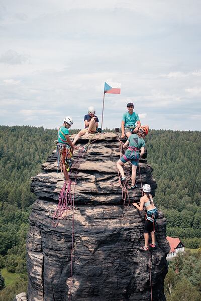 Lezení je pro děti dobrodružství a přitom u toho sportují - rozvíjí motoriku, sílu i rovnováhu